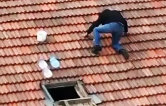 Çatıdaki tehlikeli yürüyüş yürekleri ağza getirdi