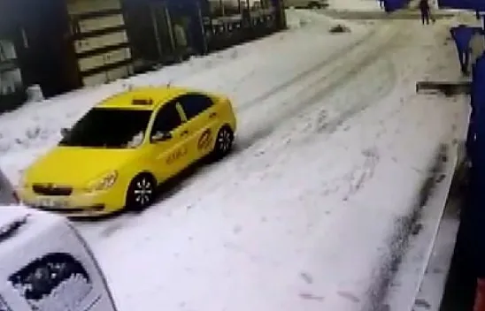 Çatıdan düşen karın altında kalan vatandaş yaralandı