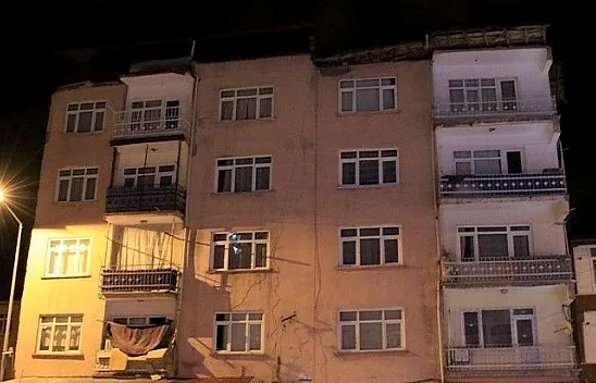 Çatısında çökme yaşanan bina tahliye edildi