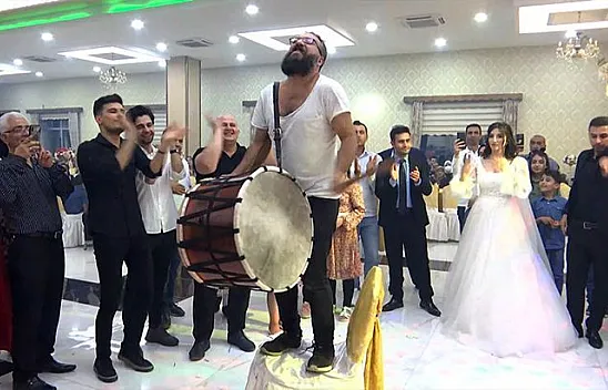 Çılgın davulcu yine kendinden geçti