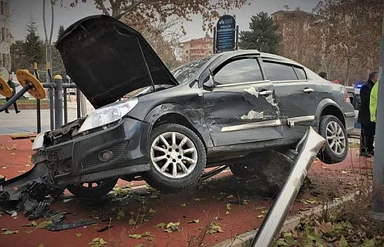 Çocuğa çarpmamak için direksiyonu kırdı, direğe çaptı