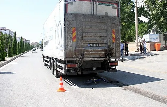 Çocuk kamyonun altında kaldı, sürücü olay yerinden kaçtı