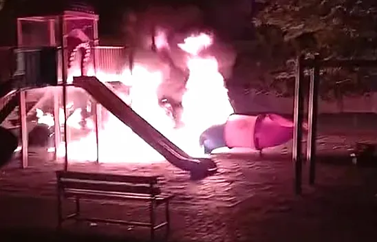 Çocuk parkı alev alev yandı