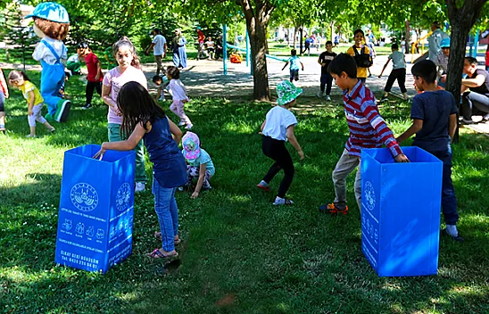 Çocuklar hem çevreyi temizledi hem eğlendi