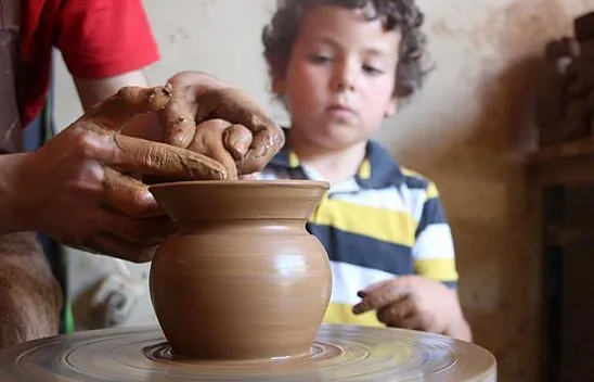 Çömlekler minik ellerde şekilleniyor