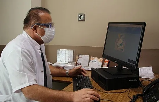 Covid-19'u yenen doktor maske ve karantina uyarısı yaptı