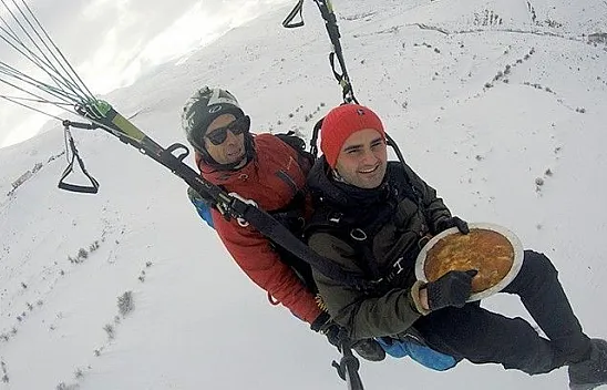 Ünlü şef CZN Burak, gök yüzünde künefe yedi