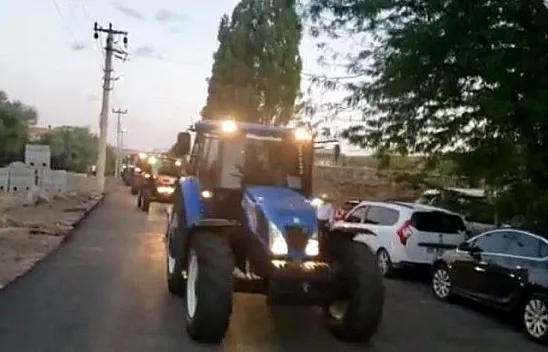 Damat çiftçi olunca düğün konvoyunu traktörler oluştu