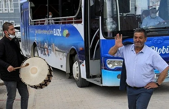 Davul ve klarnetin sesini duyan oynamaya başladı