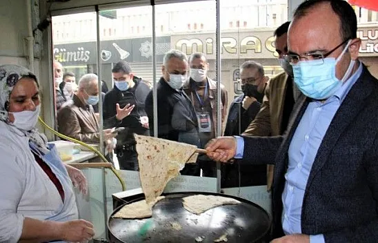 Denetime çıkan Vali, hem çay borçlarını ödedi, hem de  gözleme yaptı