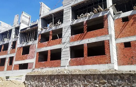 Dengesini kaybetti, inşaatın 3. katından düştü