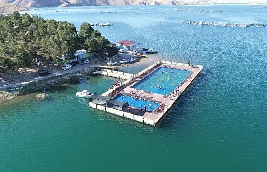 Elazığ'daki 'Yüzer Havuz' yoğun ilgi görüyor