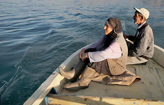 Denizsiz kentin balıkçı çifti ekmeğini Hazar Gölü'nden çıkarıyor