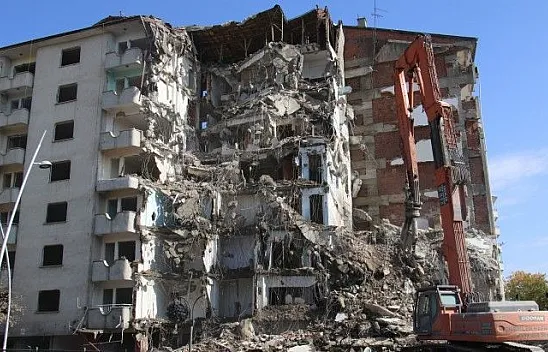 Deprem bölgesi Elazığ'da binalar bakın nasıl yıkıldı