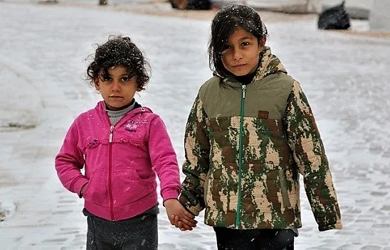 Deprem bölgesinde kar yağışı etkisini gösterdi