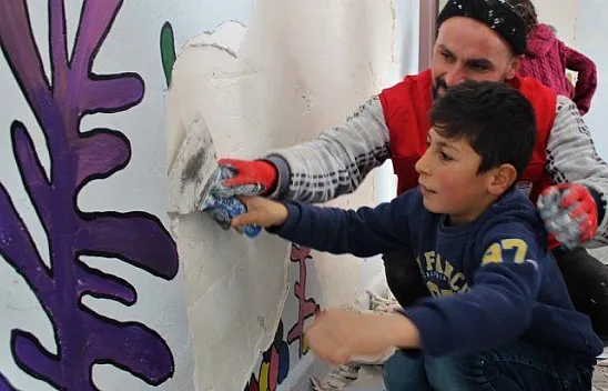 Deprem bölgesinde okullar eğitime hazırlanıyor