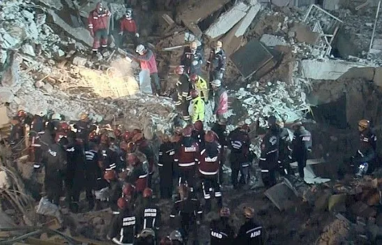 Deprem'de bir kişinin daha cansız bedenine ulaşıldı