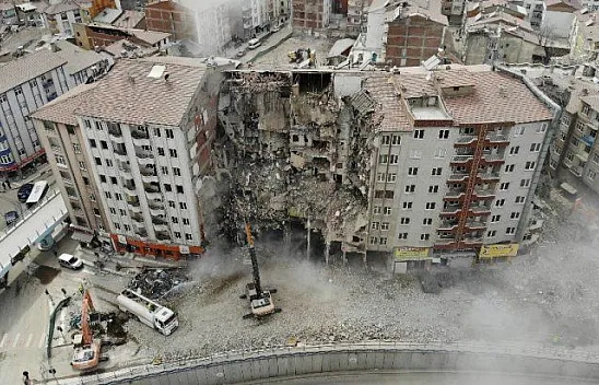 Deprem sonrası bin 400 yapı yıkıldı, çalışmalar sürüyor