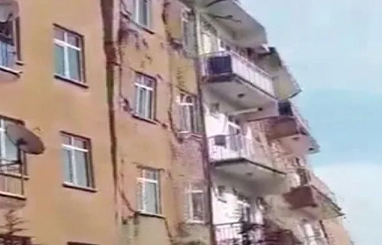 Deprem sonrası bina çöktü