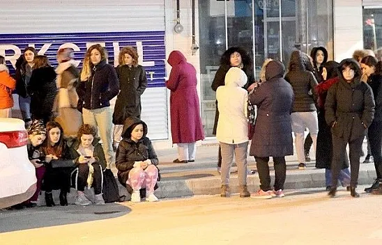 Deprem sonrası vatandaşlar kendilerini sokağa attı