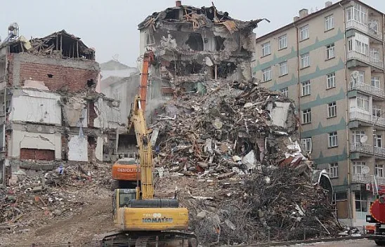 Hasarlı binaların yıkımı devam ediyor