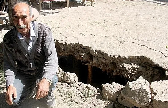 Depremde ahıra düştü, ölümden döndü