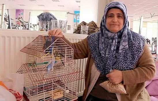 Depremde evindeki her şeyi bıraktı, kuşlarını kurtardı