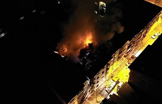 Depremde hasar alan binanın çatısı yandı