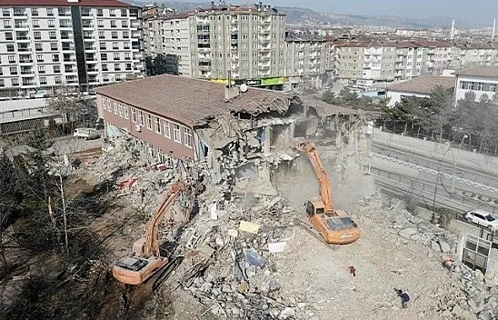 Depremde hasar gören 50 yıllık okullar yıkılıyor