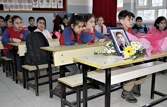 Depremde hayatını kaybeden Muhammed'in masasına çiçekler bırakıldı