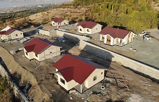 Depreme karşı yapılan çelik evler yükseliyor