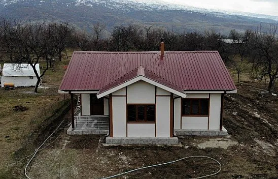 Depremin ana merkezi Çevrimtaş'a ilk 'örnek ev' kuruldu