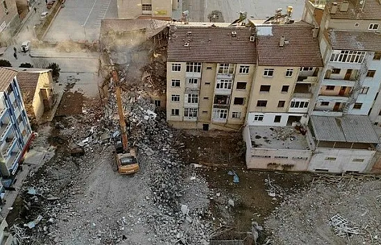 Depremin ardından ağır hasar alan bin 159 yapı yıkıldı