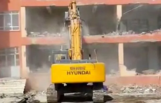 Depremin hasar verdiği okul, kontrollü olarak böyle yıkıldı