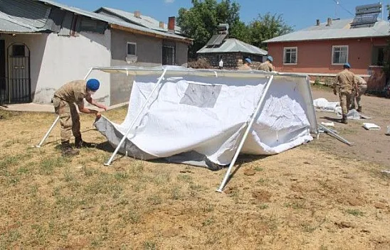 Depremin vurduğu köylerde çadırlar kurulmaya başlandı