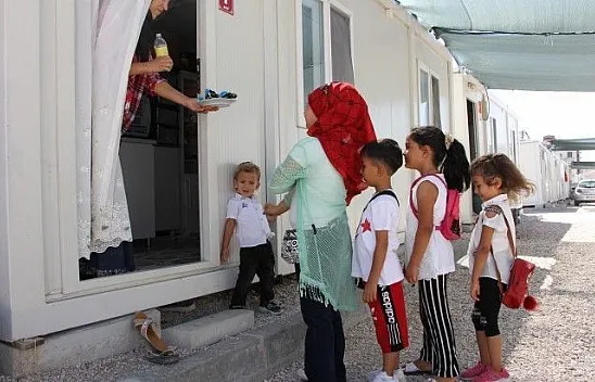 Depremzede çocukların bayram sevinci