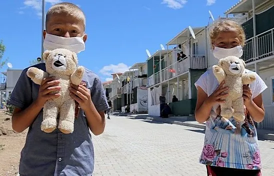 Depremzede çocukların yüzü hediyelerle güldü
