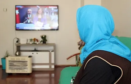 Depremzede evi hasarlı olmasına rağmen 'evde kal' çağrısına uyuyor