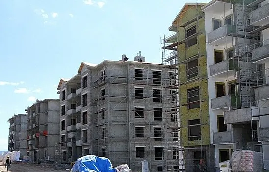 Depremzede konutları için işçiler bayramda da mesaide