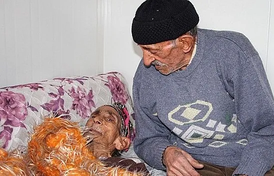 Depremzede yaşlı çift konteynere yerleşti