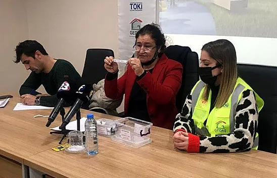 Depremzedeler evlerine kavuşmaya devam ediyor