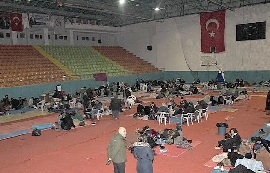 Depremzedeler geceyi spor salonunda geçiriyor