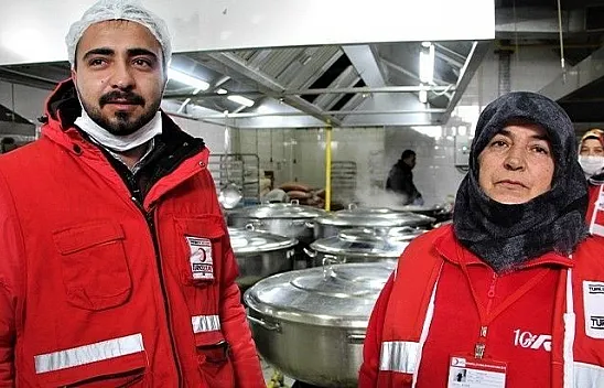 Depremzedeler için gönüllü anne oğlu görevde