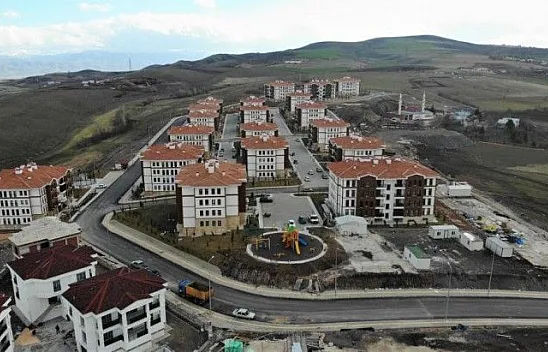 Depremzedeler yeni evlerine kavuştu