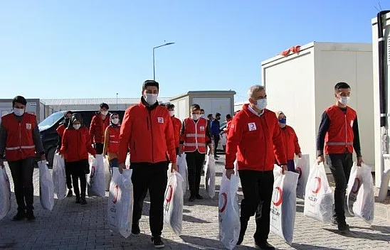 Depremzedelere Kızılay'dan battaniye desteği