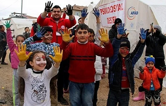 Destek çadırları ile depremzede çocukların gönüllerine dokunuluyor
