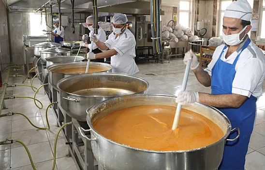 Dev kazanlar iftar yemekleri için kaynıyor
