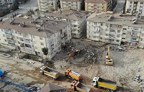 Dilek apartmanında enkaz çalışması
