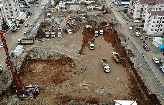 Dilek Sitesi'nin yerine yapılacak yeni binanın temeli atılıyor