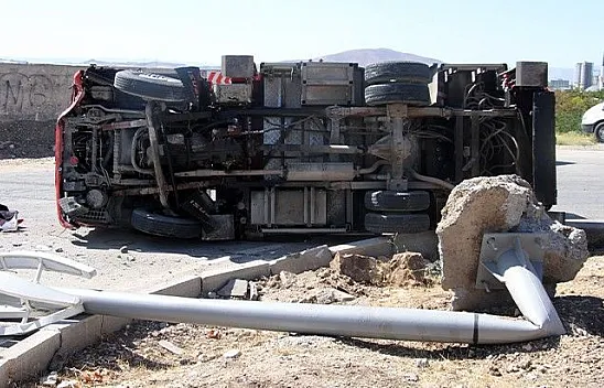 Direğe çarpan kamyon yan yattı